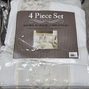 4 Pc Bedding Accessory Pillows & Sham